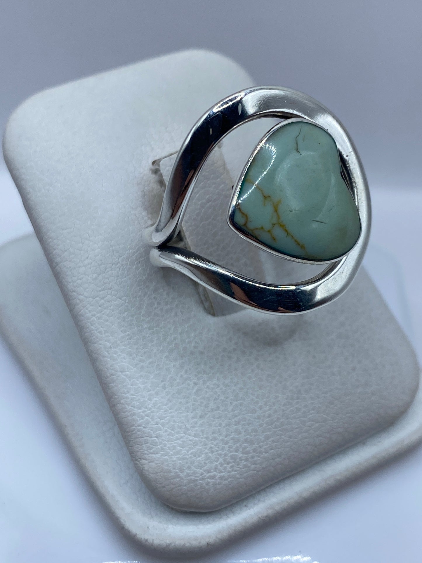 Vista lateral del anillo de turquesa en plata .925 con Quinto