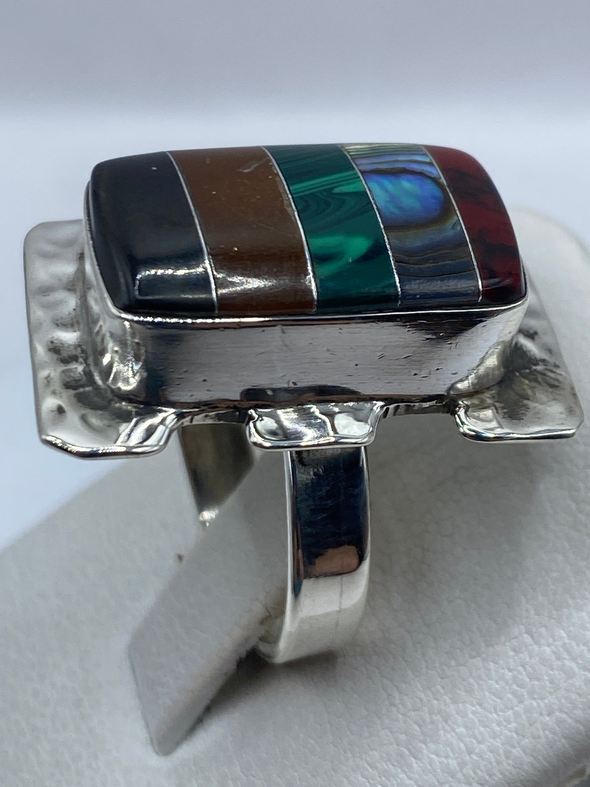 Detalle de las piedras multicolor y el engaste manual en plata .925