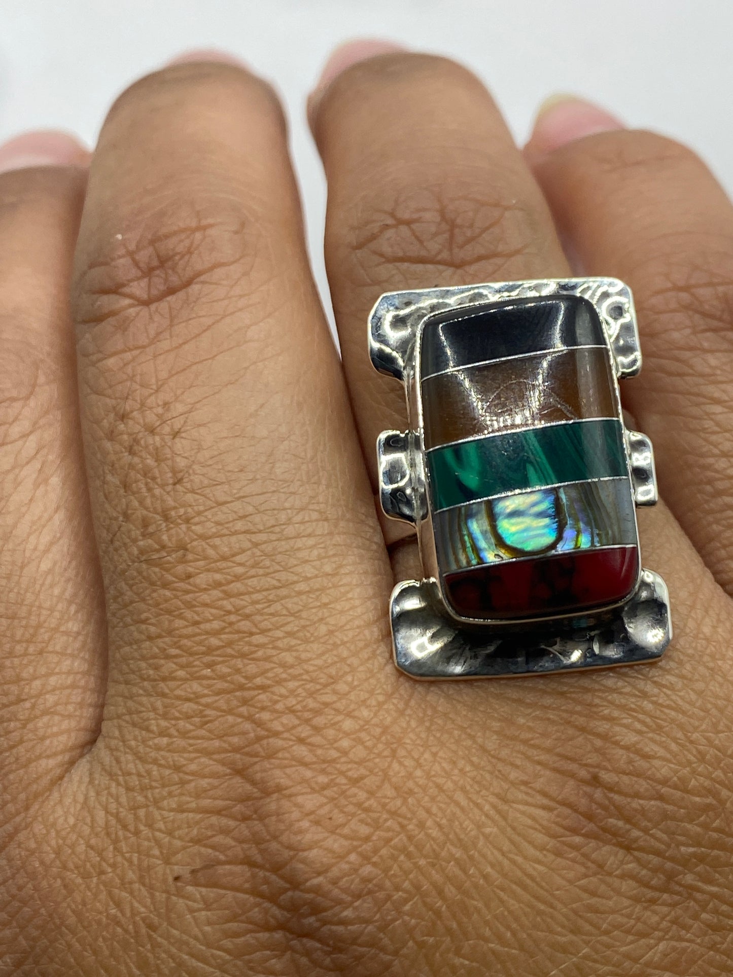 Anillo ajustable en la mano mostrando talla flexible y brillo de la plata