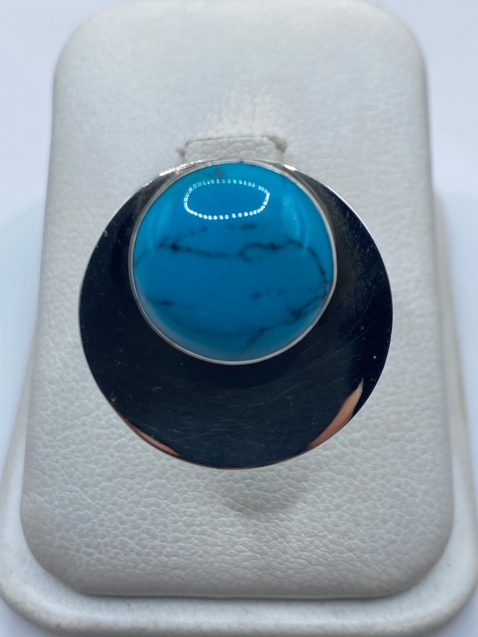 Anillo ajustable de plata con turquesa azul cielo en caja de presentación blanca