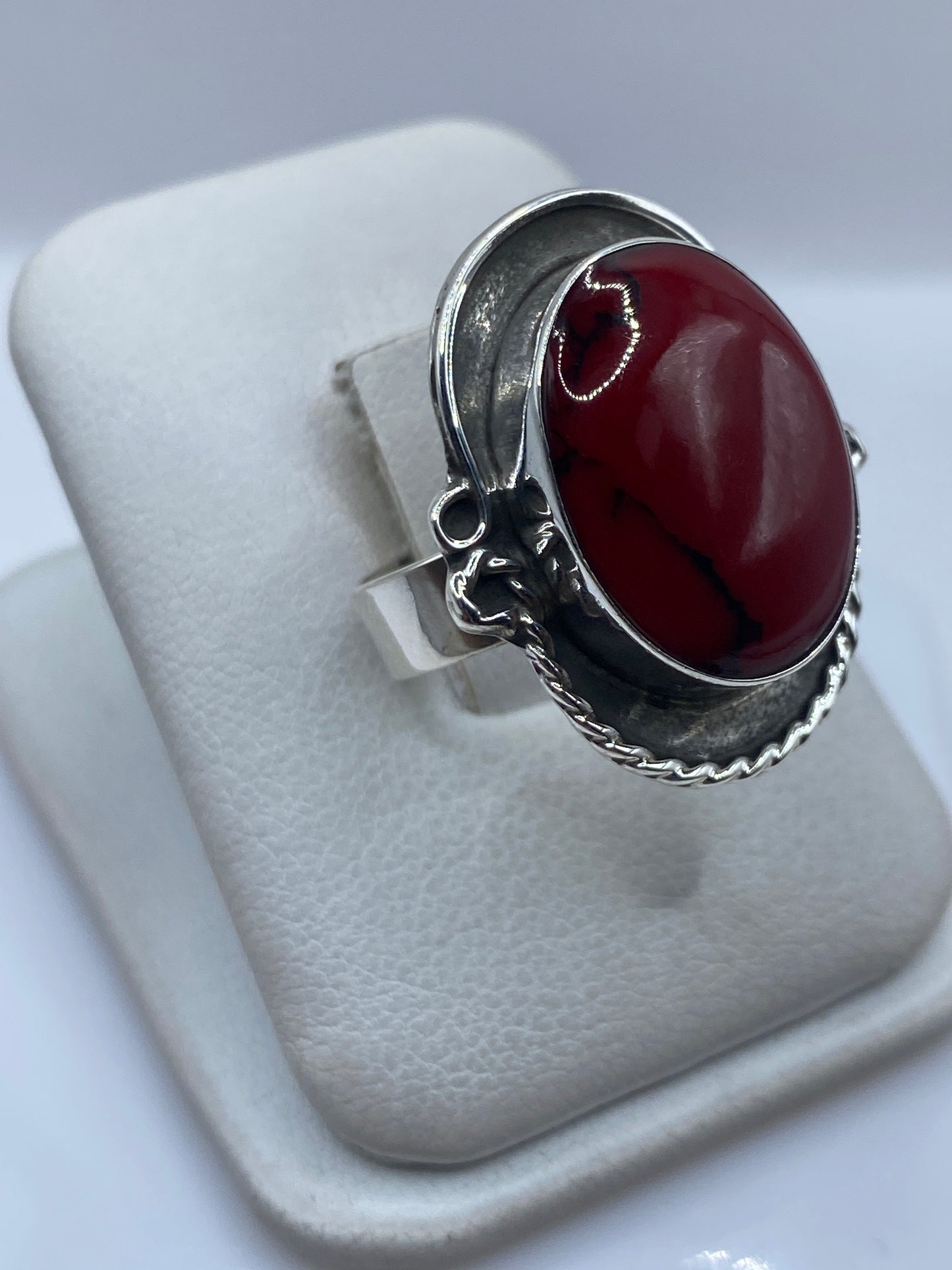 Vista lateral del anillo con coral rojo engastado en plata .925
