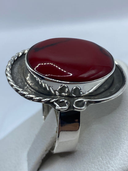 Detalle del coral rojo y el engaste delicado en plata de Taxco