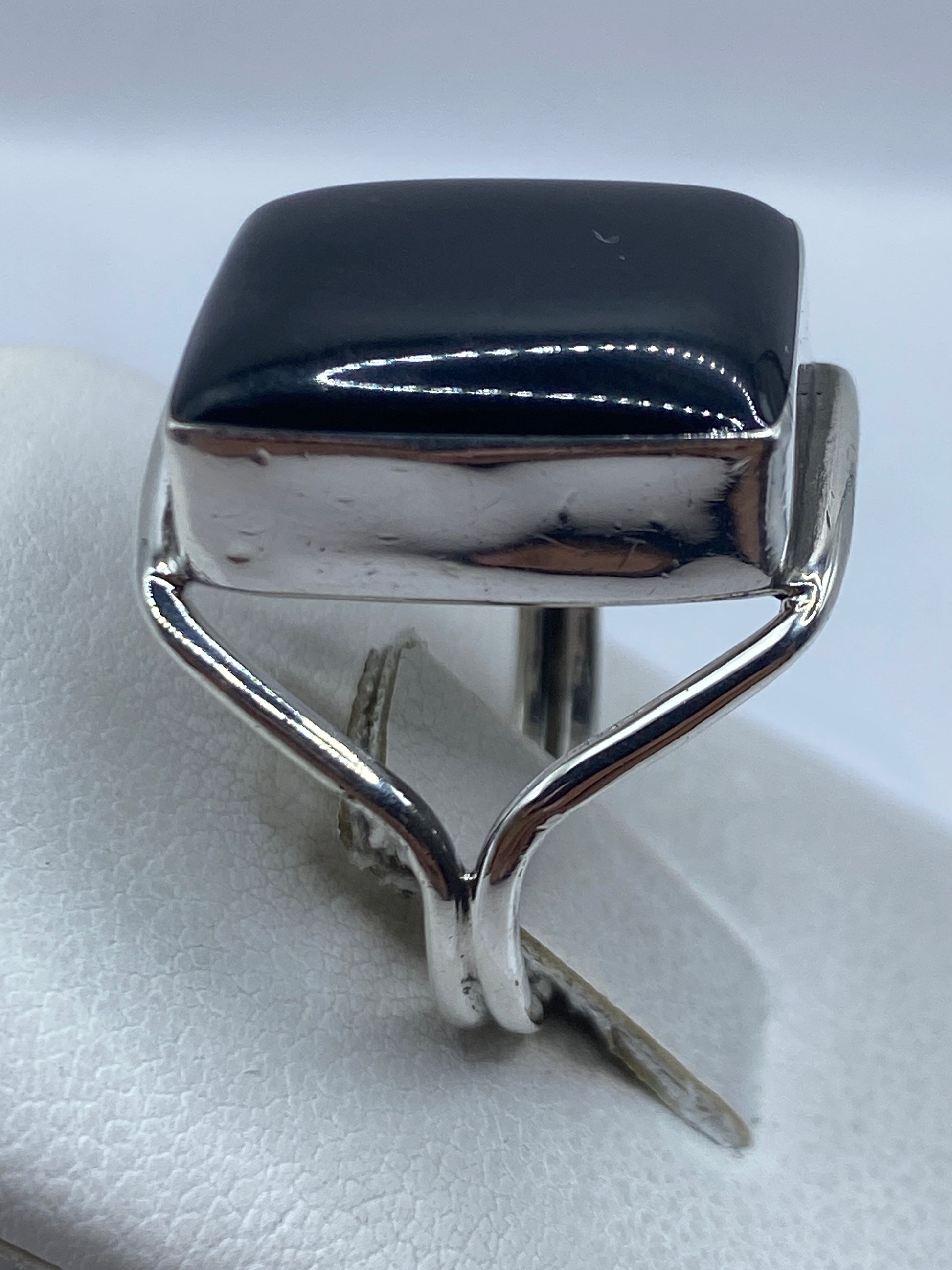 Detalle del ónix negro y la plata brillante del anillo de Taxco
