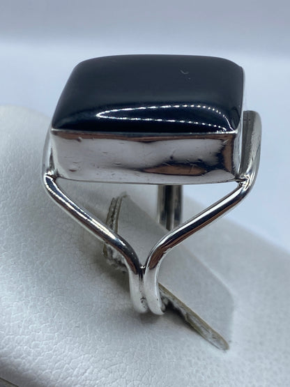 Detalle del ónix negro y la plata brillante del anillo de Taxco