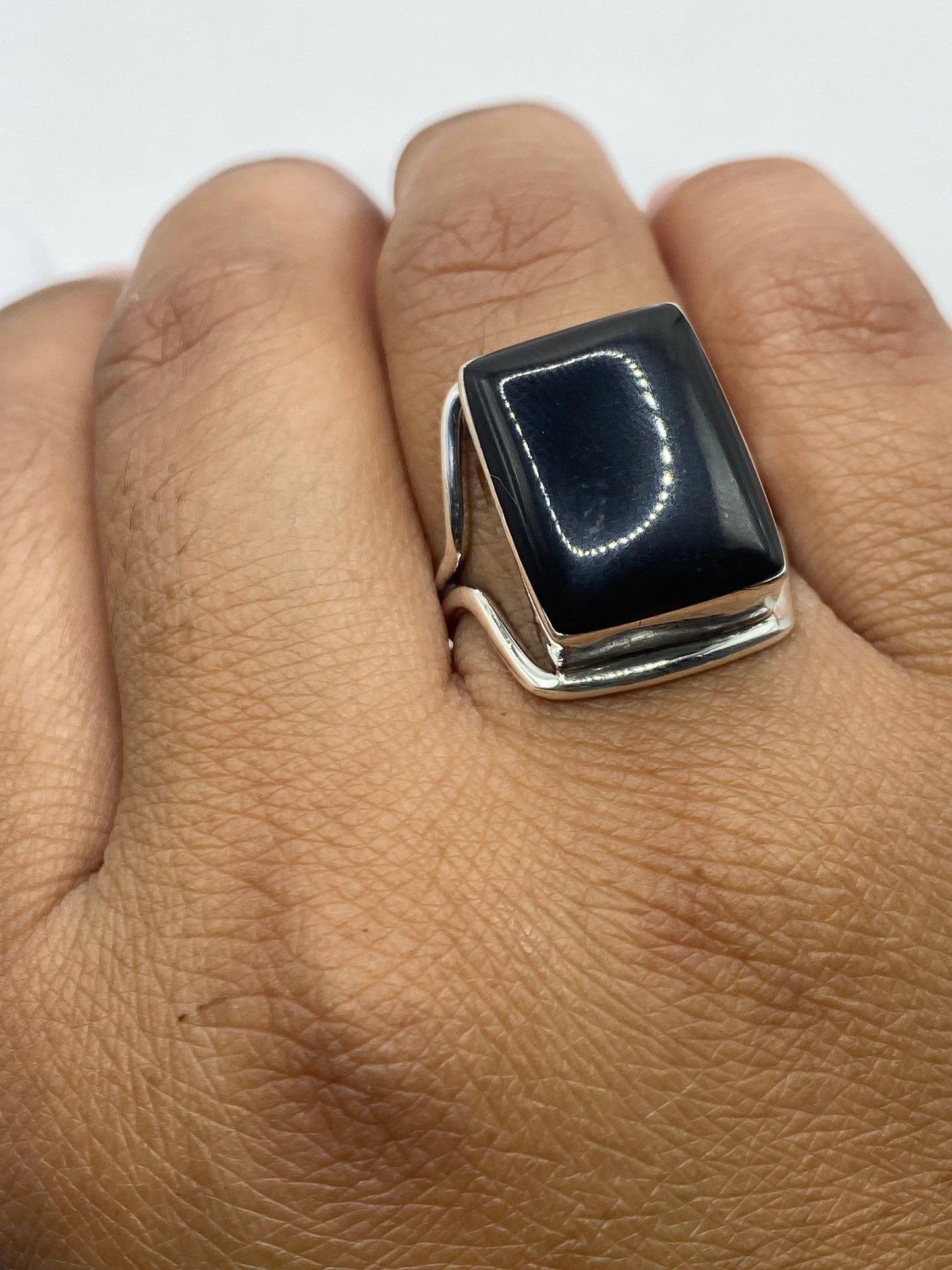 Reverso del anillo mostrando el Quinto .925 y el trabajo de plata