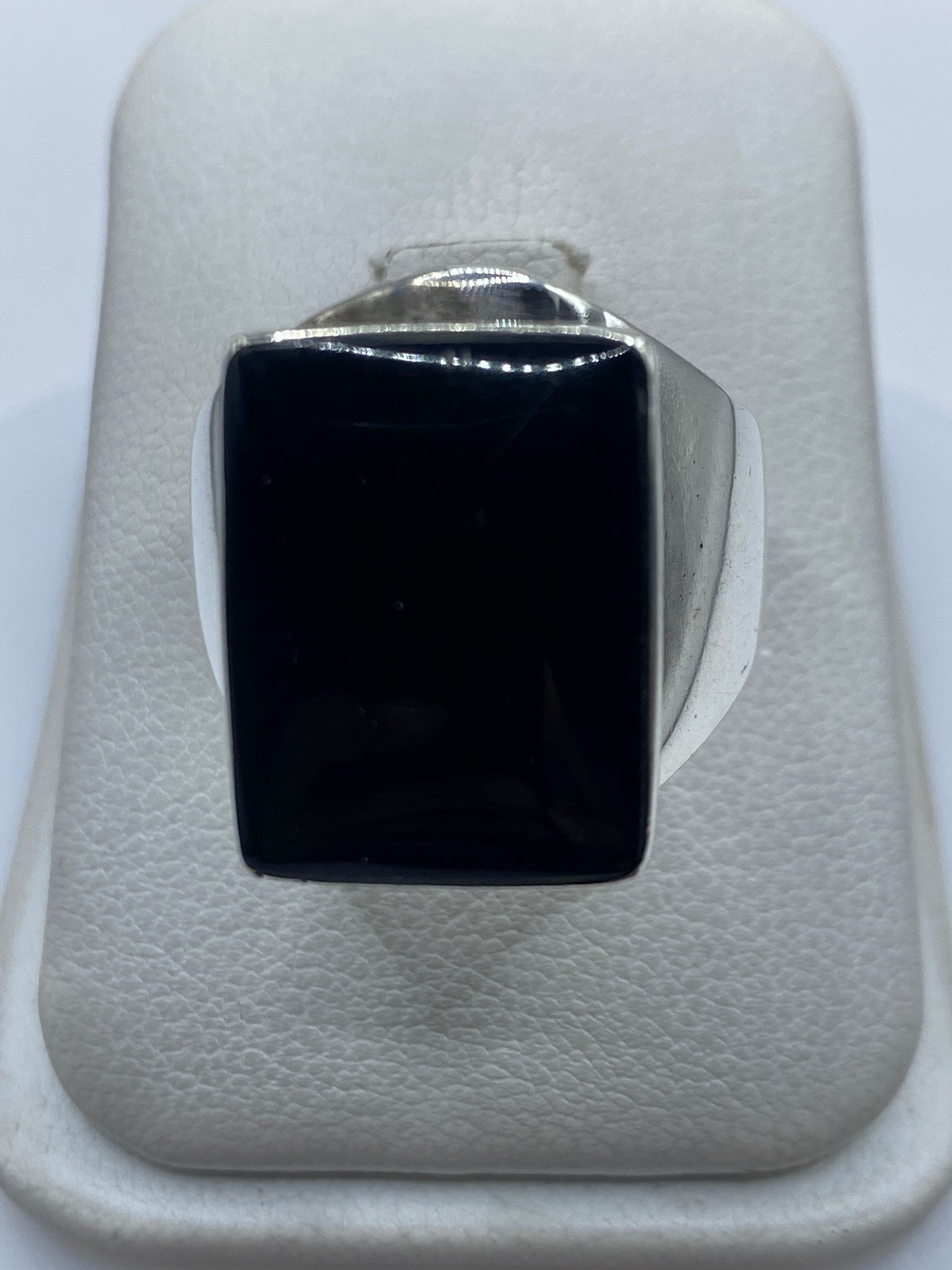 Anillo de plata .925 con ónix negro engastado, vista frontal en estuche