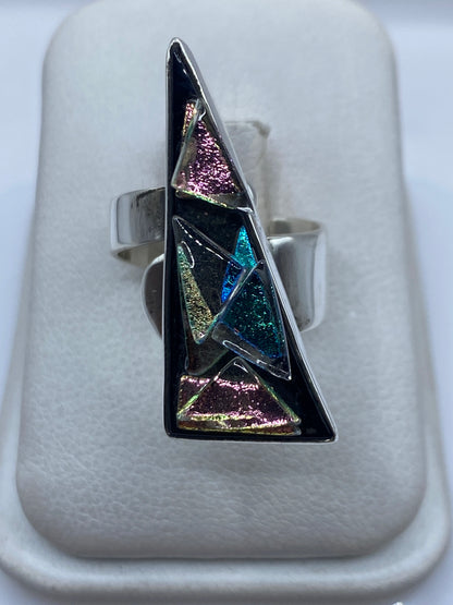 Anillo ajustable de plata con incrustación multicolor (púrpura, azul, verde, dorado) en diseño geométrico