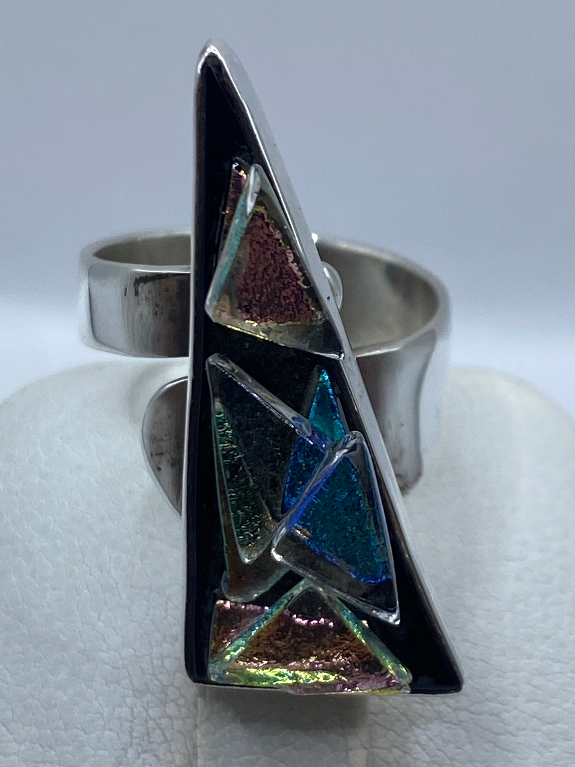 Anillo ajustable en plata .925 con cierre visible y detalle de la incrustación de piedra