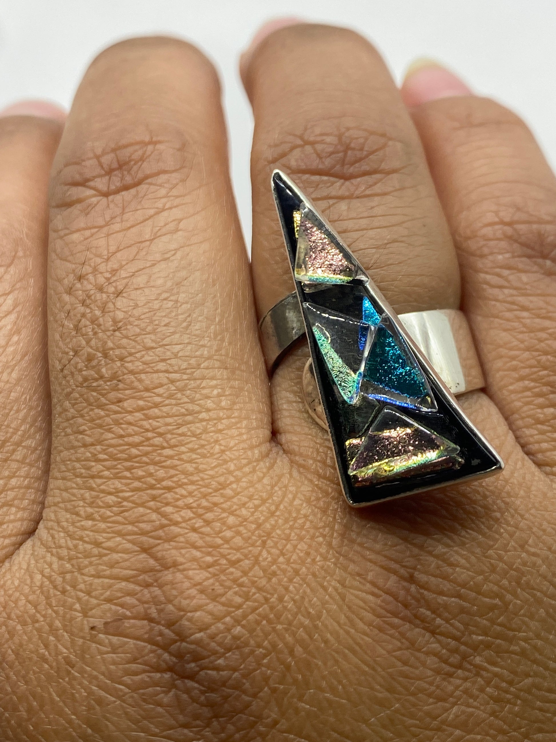 Anillo sobre fondo blanco mostrando el Quinto .925 y la técnica de engaste a mano