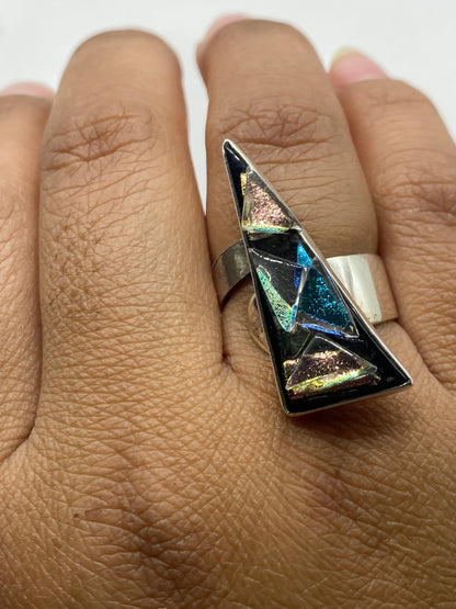 Anillo sobre fondo blanco mostrando el Quinto .925 y la técnica de engaste a mano