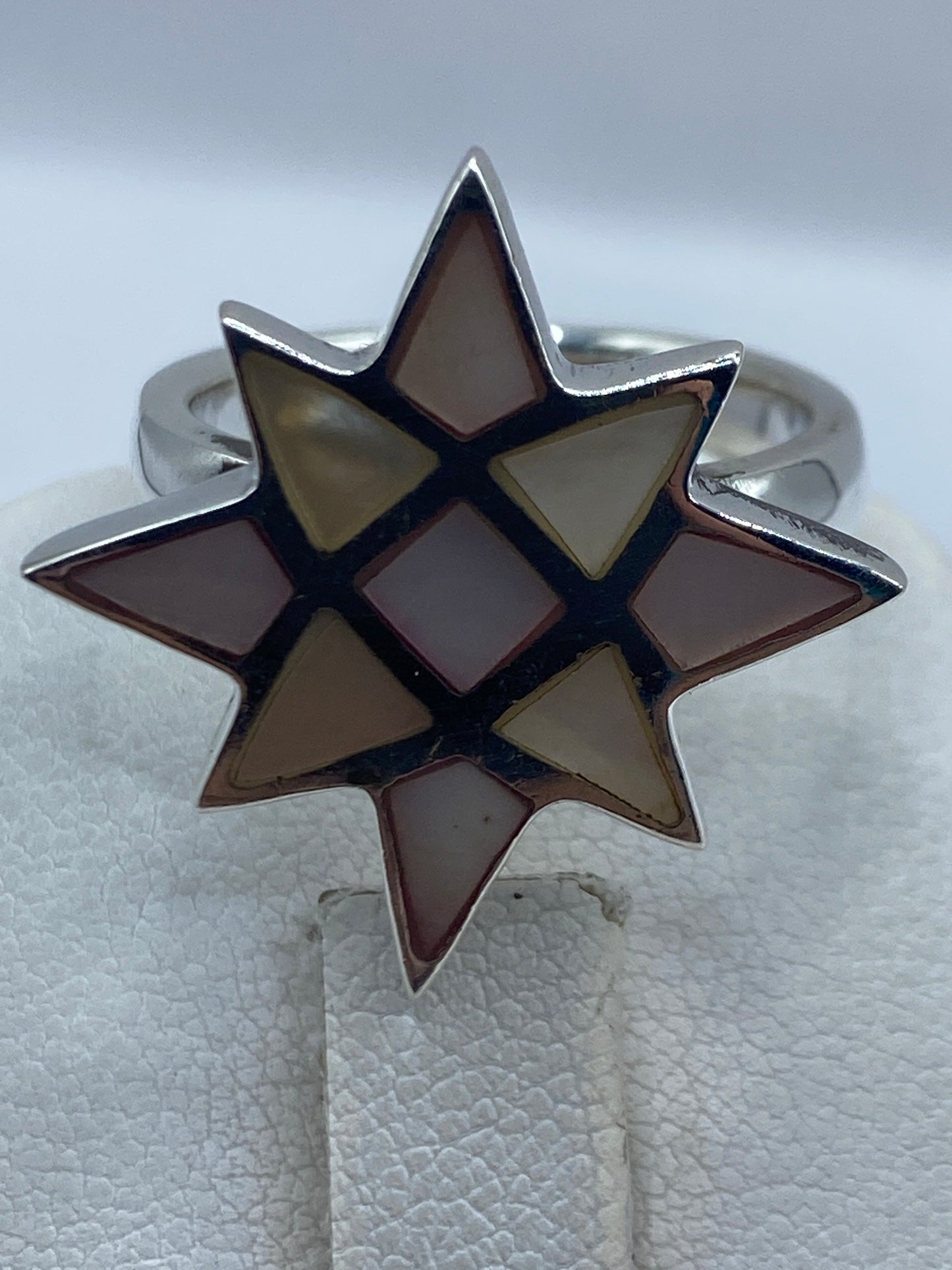 Detalle del centro del anillo estrella con las piedras multicolor y la plata pulida