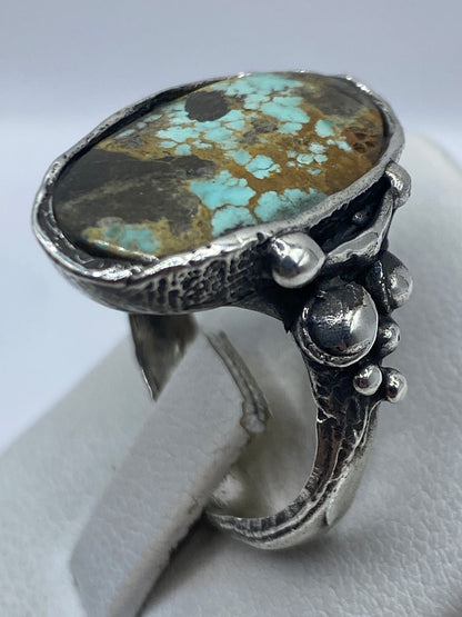 Anillo ajustable en la mano mostrando flexibilidad de talla