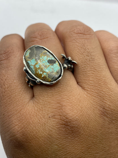 Anillo sobre fondo gris mostrando el Quinto .925 grabado