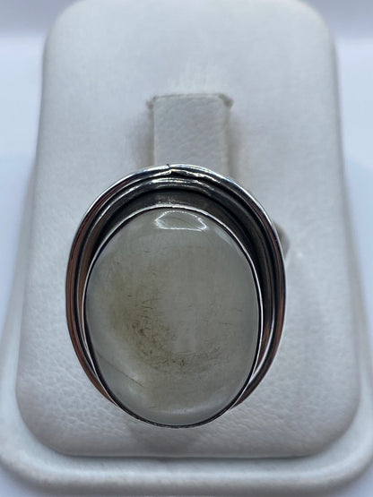 Anillo de plata ajustable con perla blanca sobre dedo