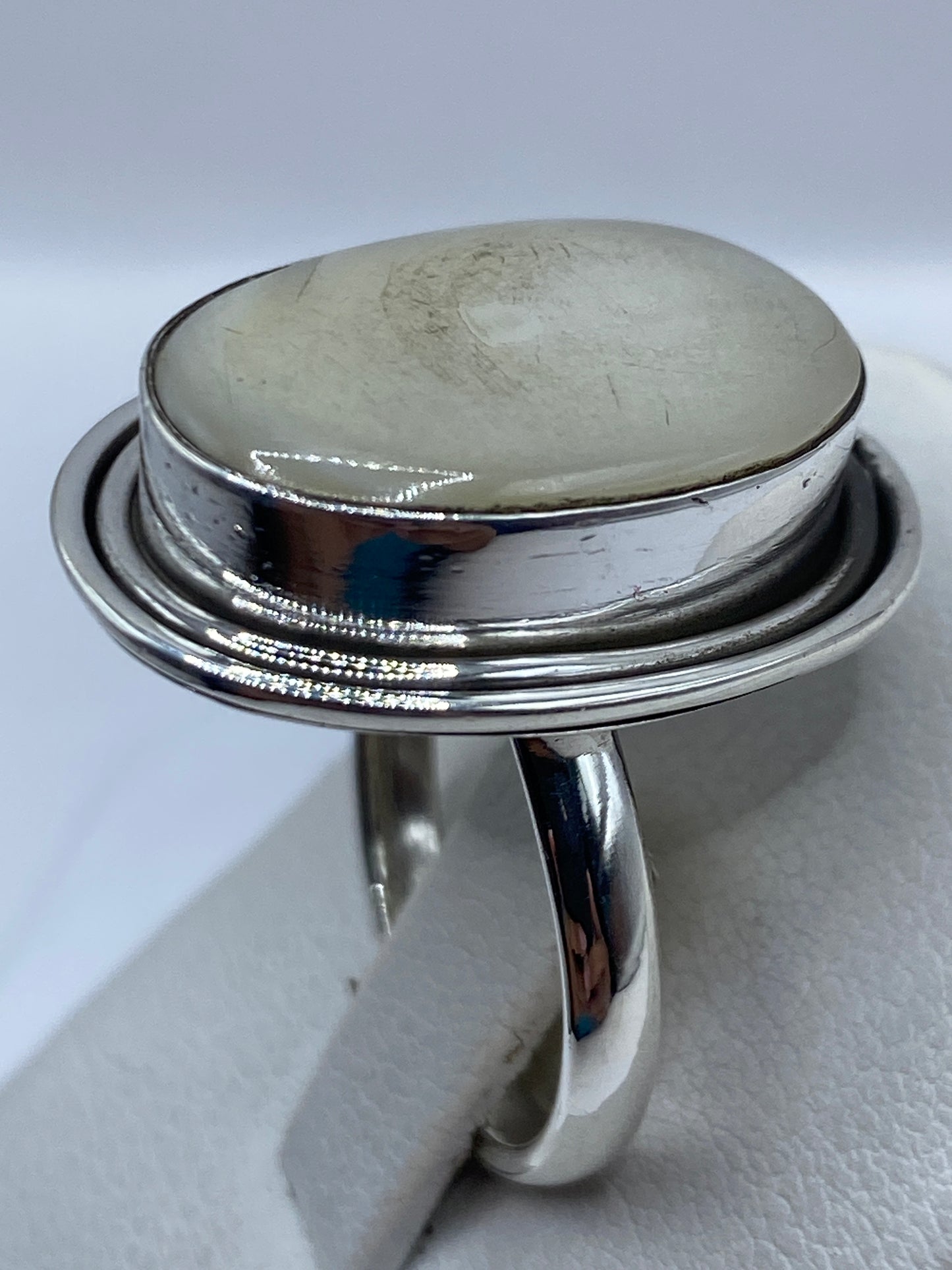 Anillo ajustable mostrando el Quinto 925
