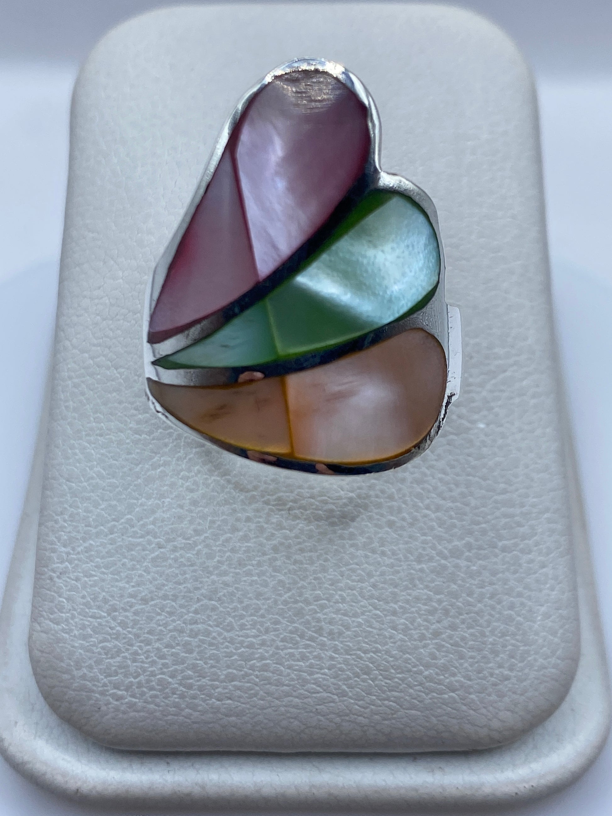 Anillo de plata .925 con tres piedras incrustadas: amatista morada, peridoto verde y cuarzo ahumado marrón