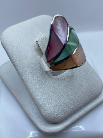 Vista lateral del anillo multicolor mostrando la incrustación de piedra a mano