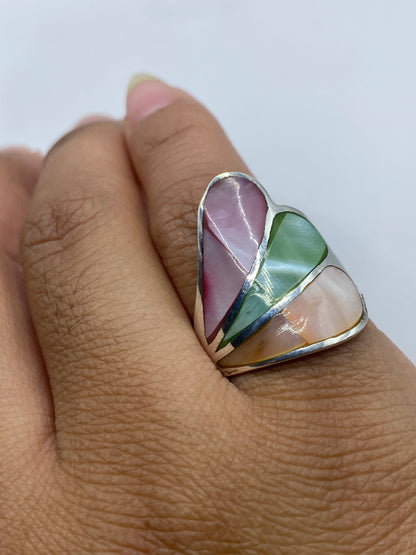 Anillo en la mano de una mujer mostrando los tres tonos de piedra bajo luz natural