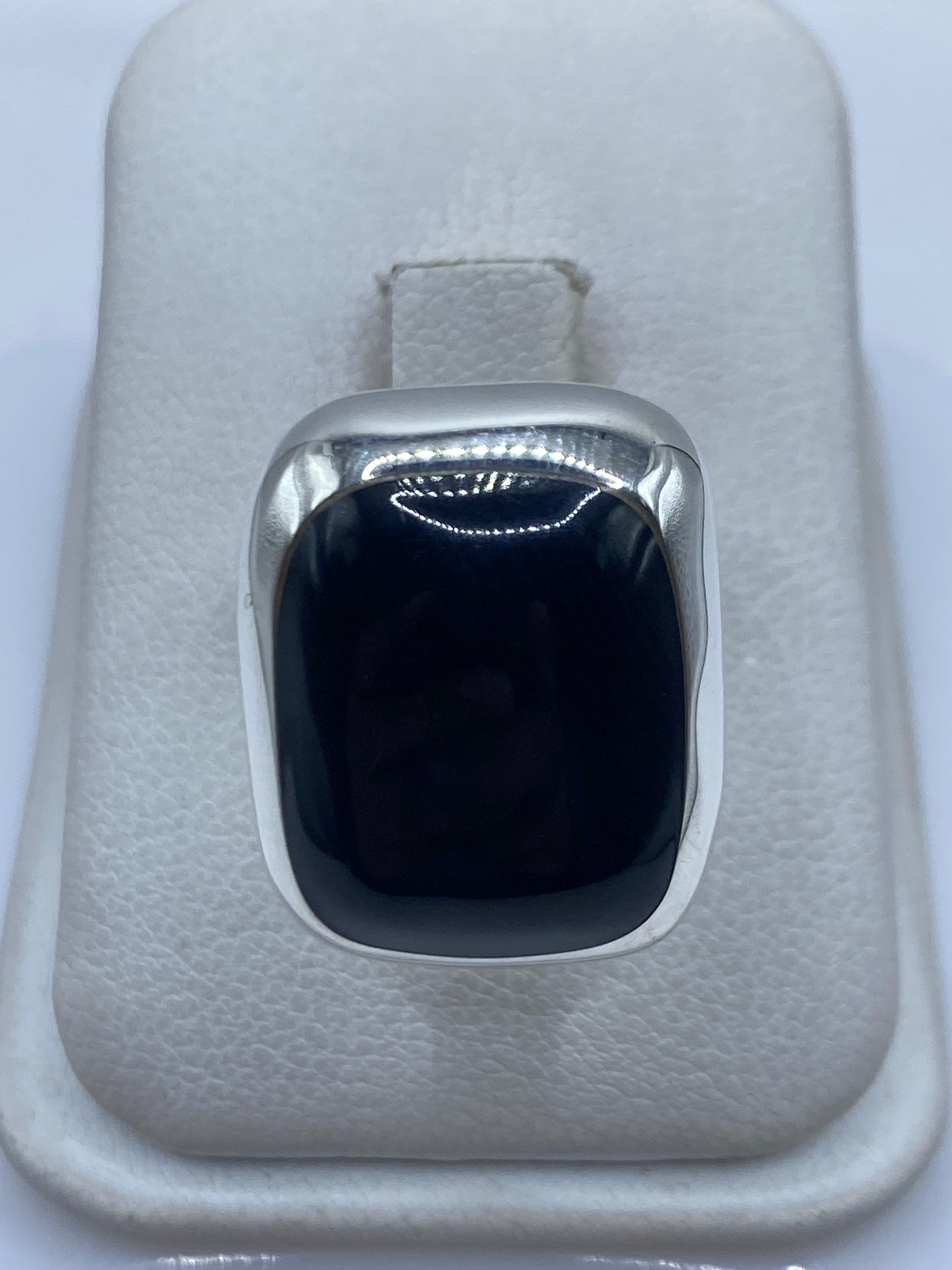 Anillo de plata .925 con ónix negro sobre dedo, mostrando el engaste minimalista