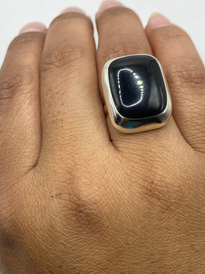 Anillo en joyero blanco con sello .925 visible en la banda