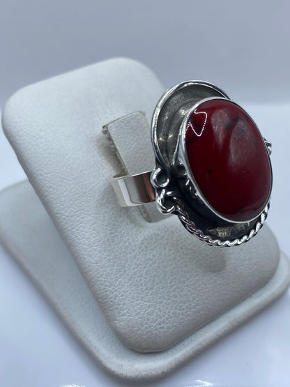 Vista lateral del anillo de coral rojo en plata .925 de Taxco