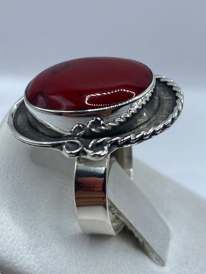 Detalle del coral rojo natural y el engaste a mano en plata