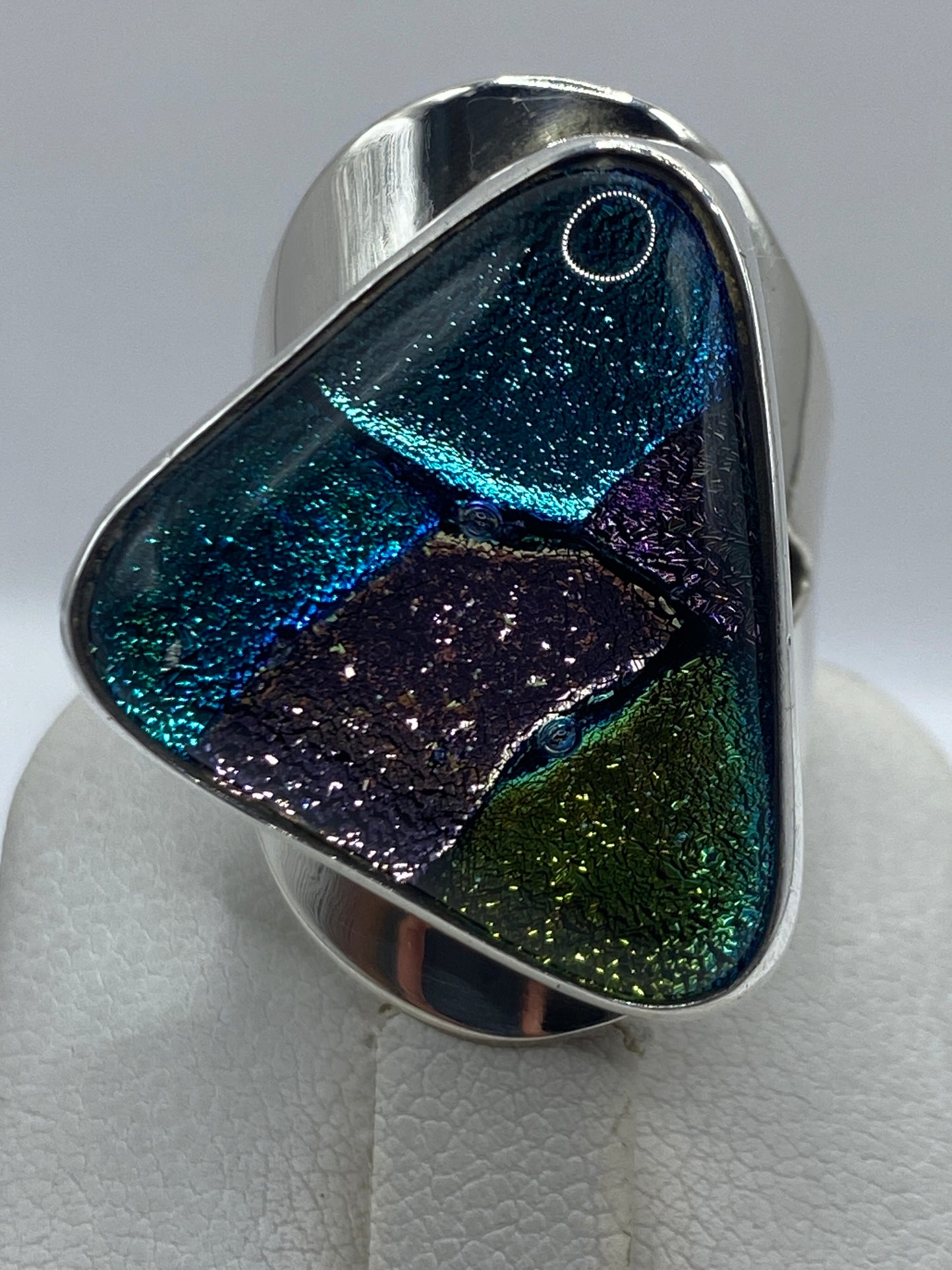 Anillo en la mano mostrando cómo brillan los colores con luz natural