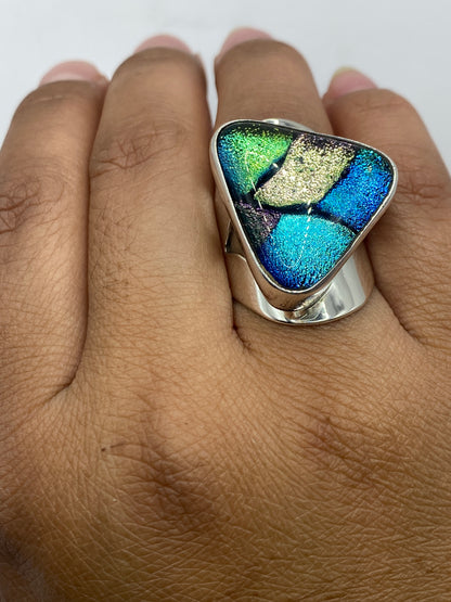 Detalle del engaste artesanal y el Quinto .925 en la banda de plata