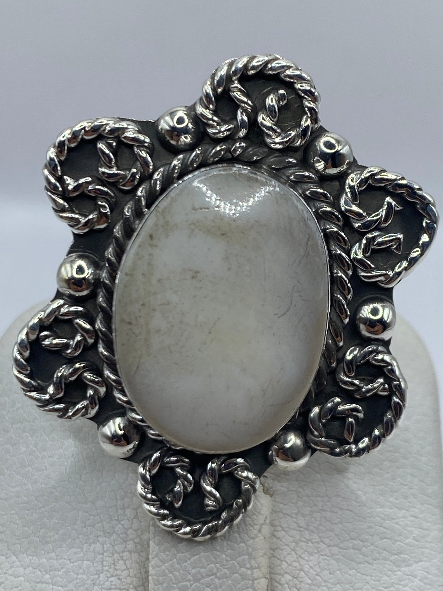 Anillo de plata vintage con perla en mano de mujer, mostrando el tamaño y proporción