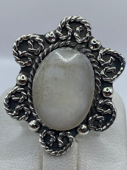 Anillo de plata vintage con perla en mano de mujer, mostrando el tamaño y proporción