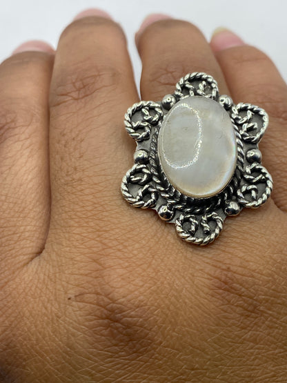 Detalle del reverso del anillo mostrando el Quinto .925 y técnica de incrustación