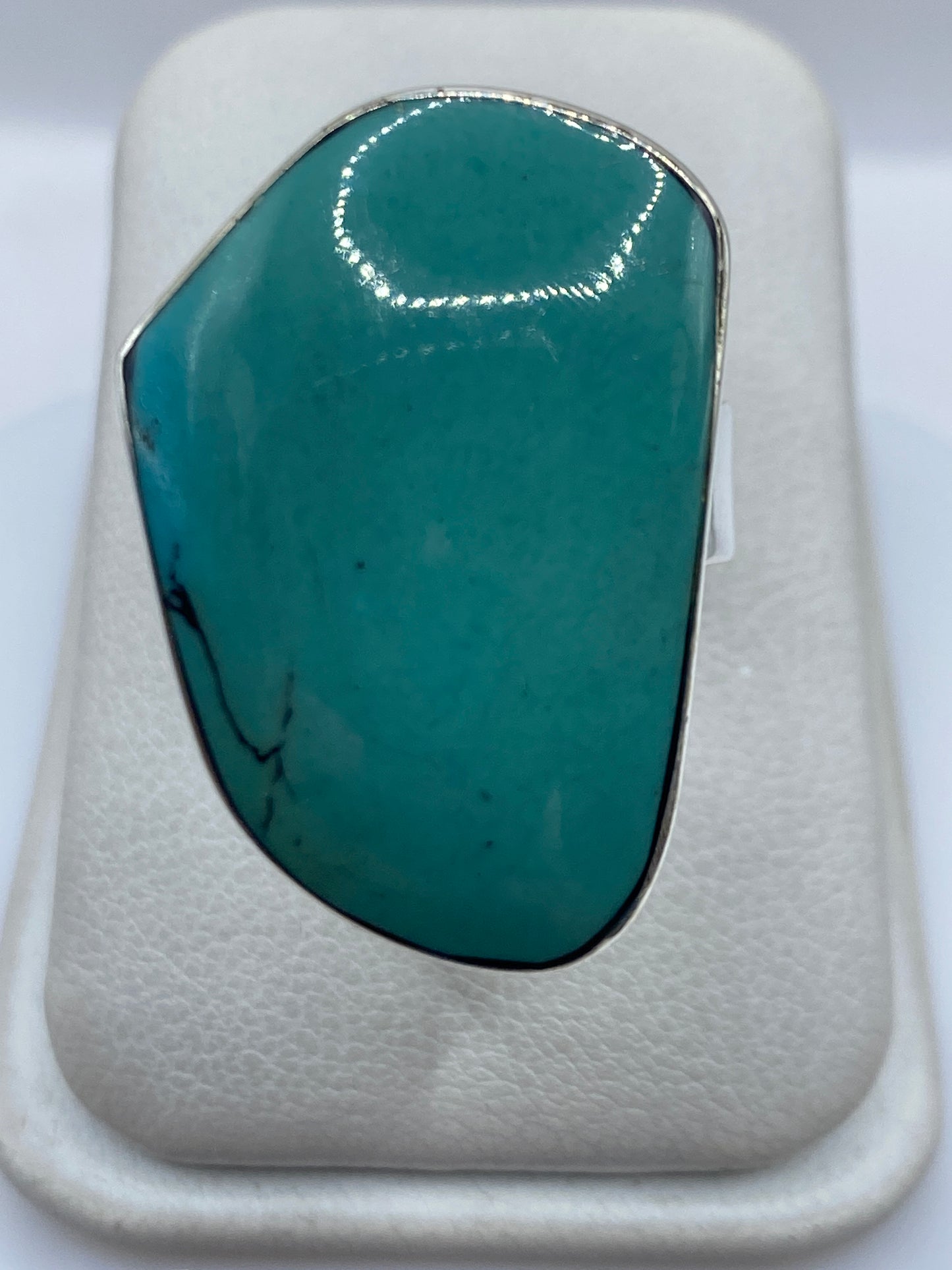 Anillo de plata .950 con turquesa azul cielo, ajustable, visto desde arriba en estuche blanco
