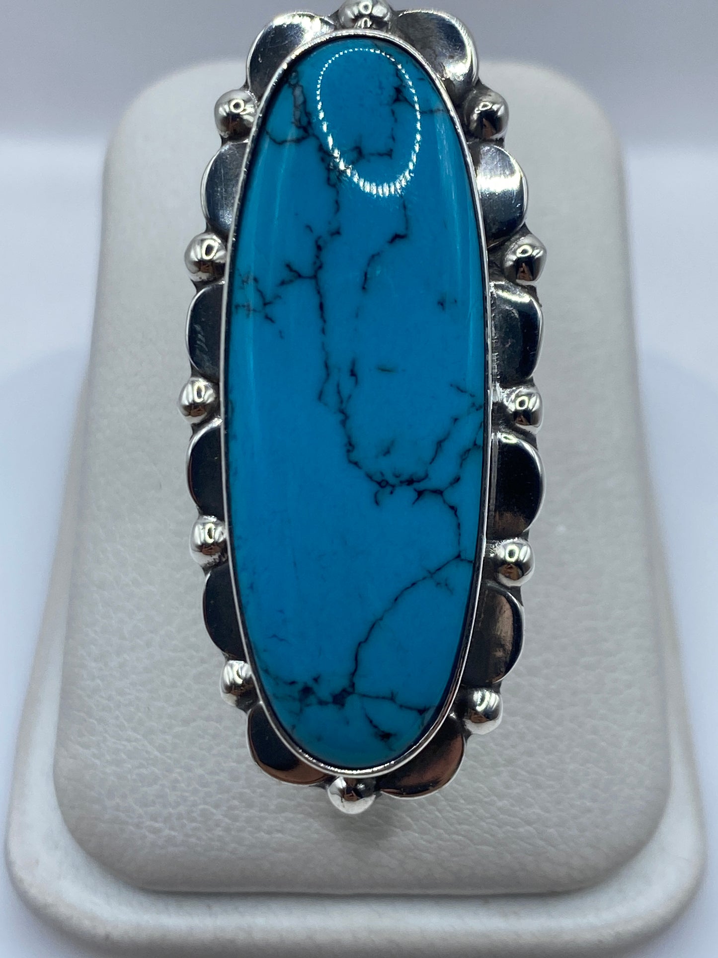 Anillo de plata .925 con turquesa azul cielo engastada, visto de frente en fondo blanco