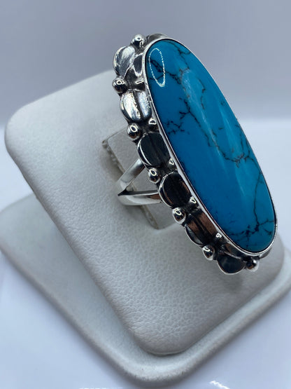 Anillo de turquesa azul cielo en plata de Taxco, vista lateral mostrando el perfil y ornamentación