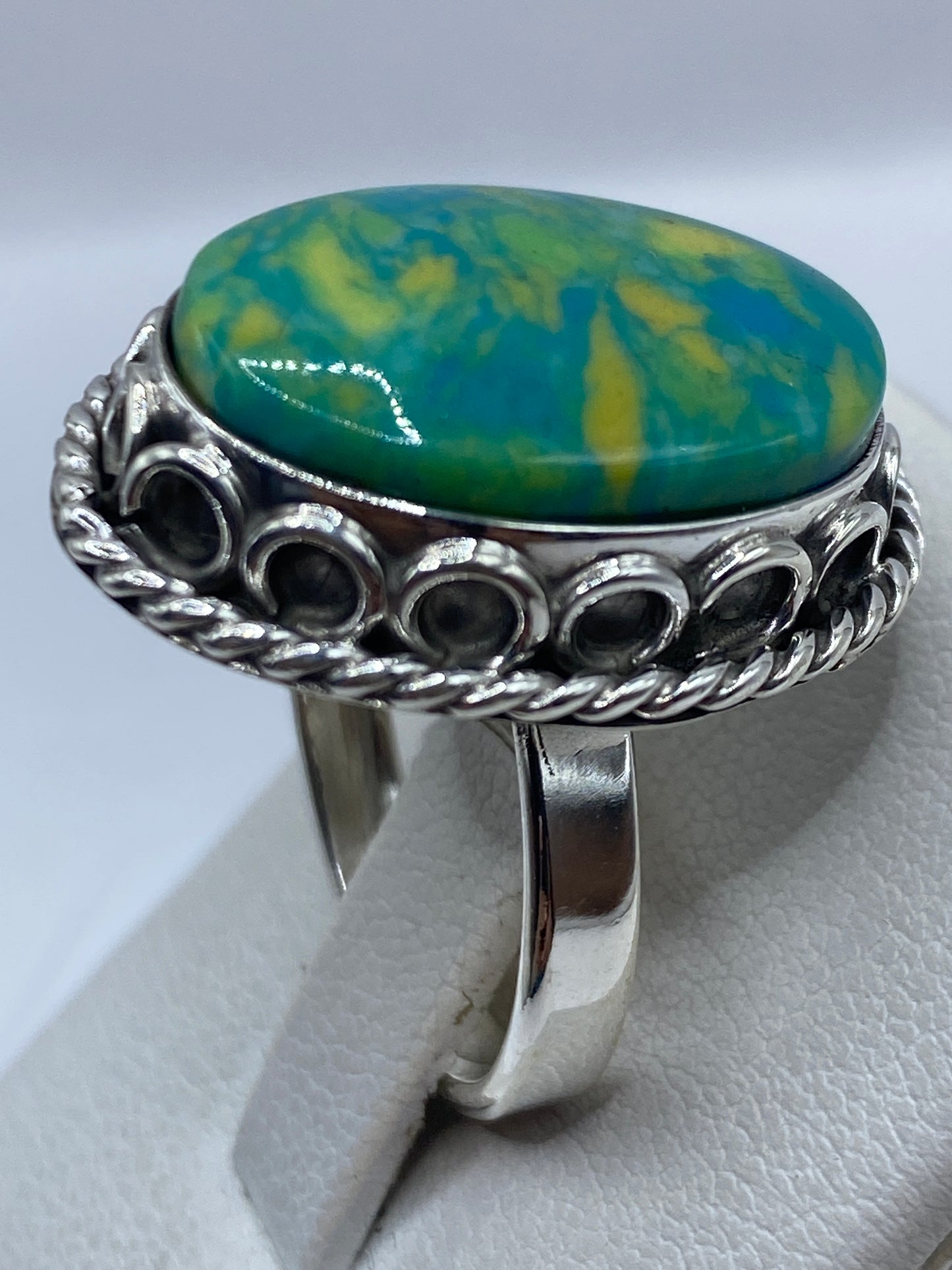 Detalle del engaste de piedra verde hecho a mano en plata .925