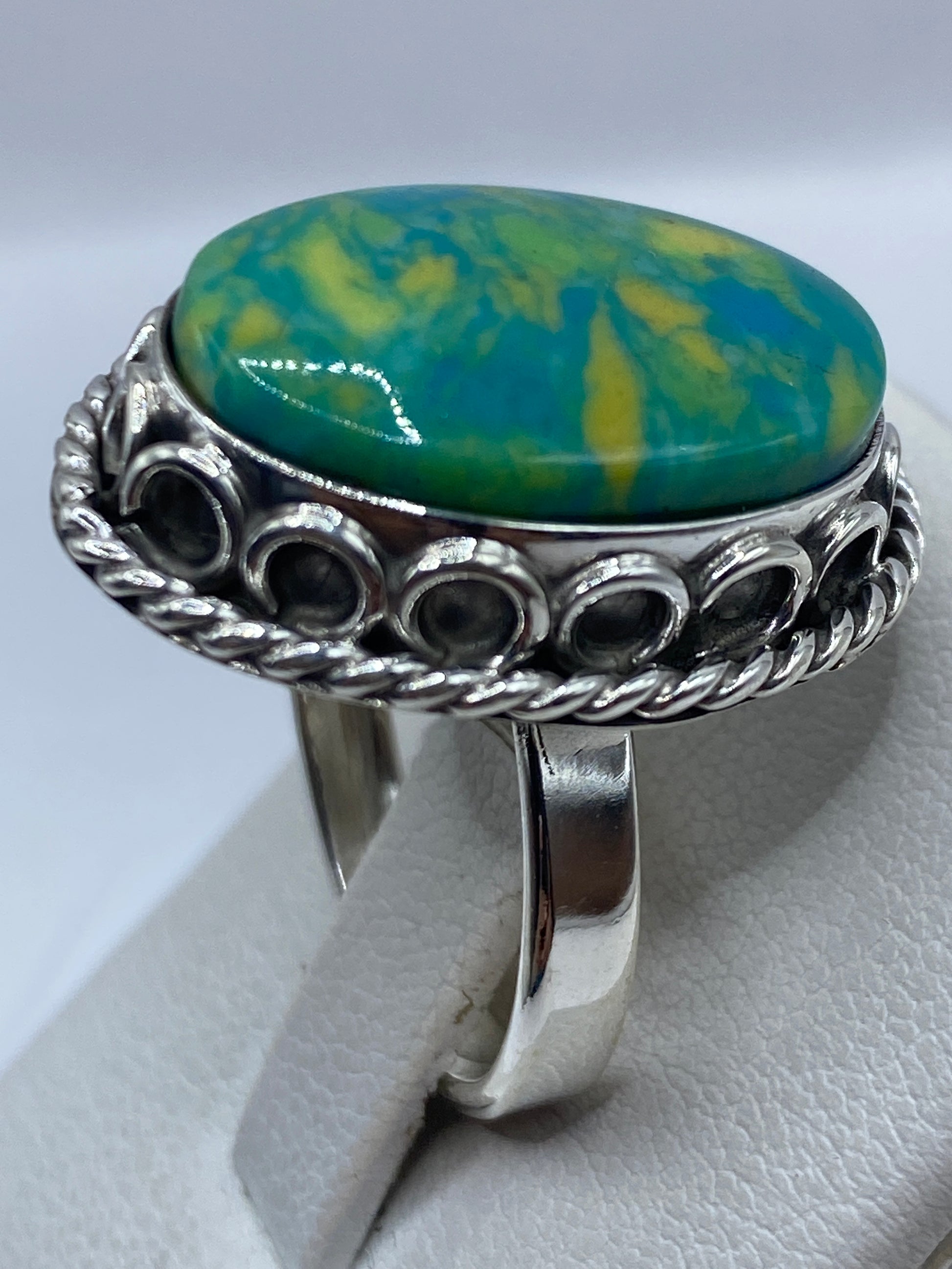 Detalle del engaste de piedra verde hecho a mano en plata .925