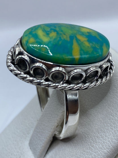 Detalle del engaste de piedra verde hecho a mano en plata .925