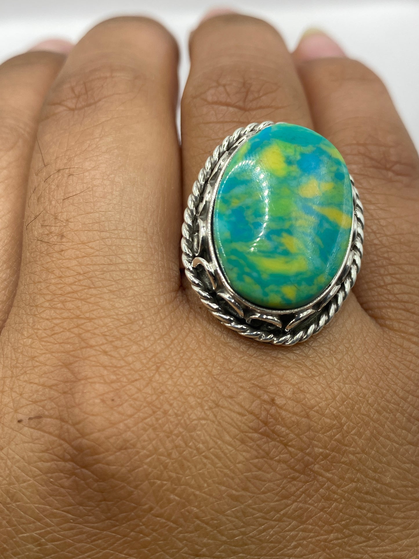Anillo en mano femenina mostrando el color verde vibrante de la piedra