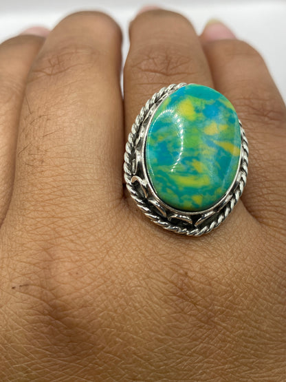 Anillo en mano femenina mostrando el color verde vibrante de la piedra