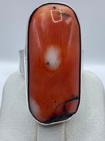 Anillo en la mano demostrando el tamaño y el color de la piedra