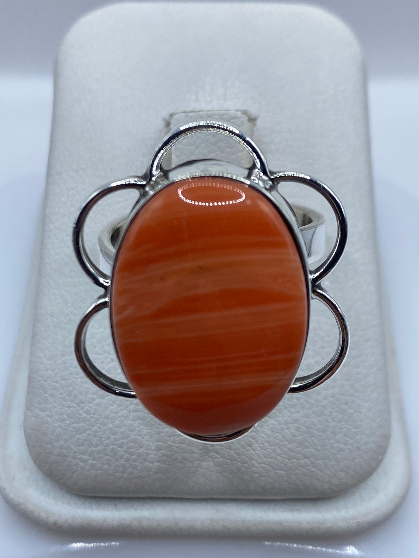 Anillo de plata ajustable con diseño floral y piedra engastada en el centro