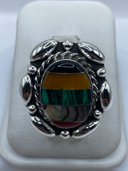 Anillo de plata .925 ajustable con malaquita verde engastada, visto de frente sobre fondo blanco