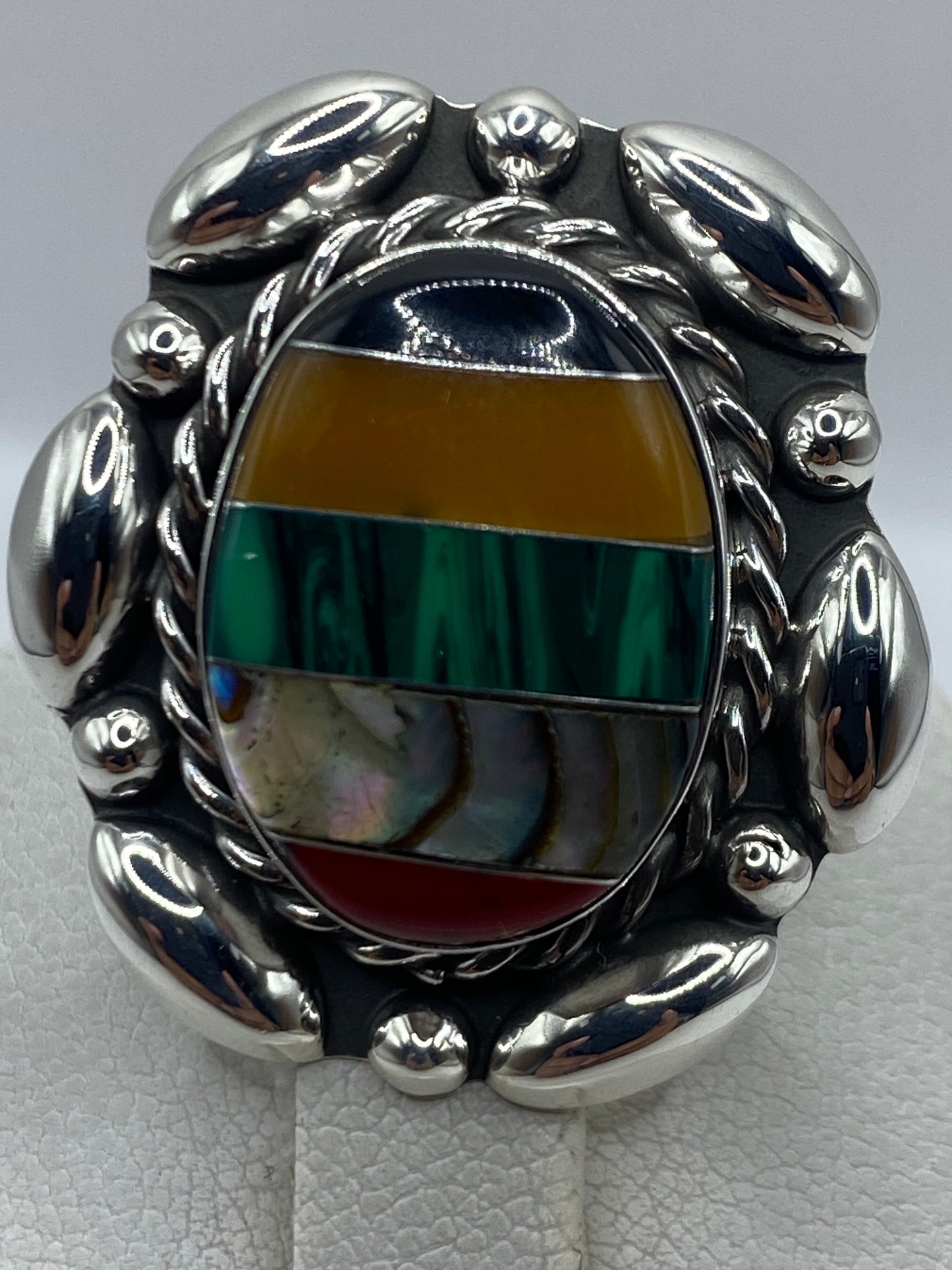 Anillo en dedo de mujer mostrando el color verde intenso de la piedra natural