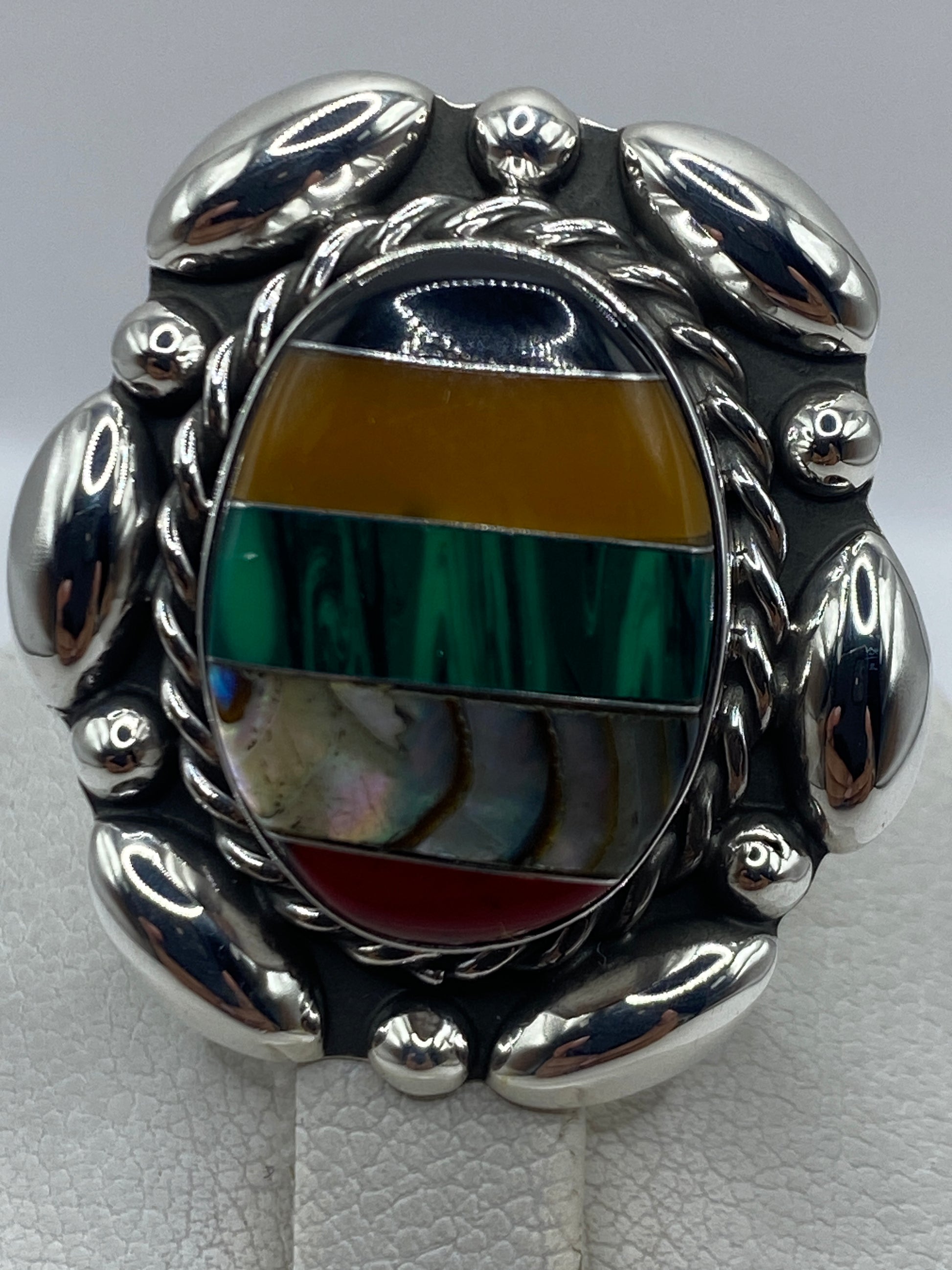Anillo en dedo de mujer mostrando el color verde intenso de la piedra natural