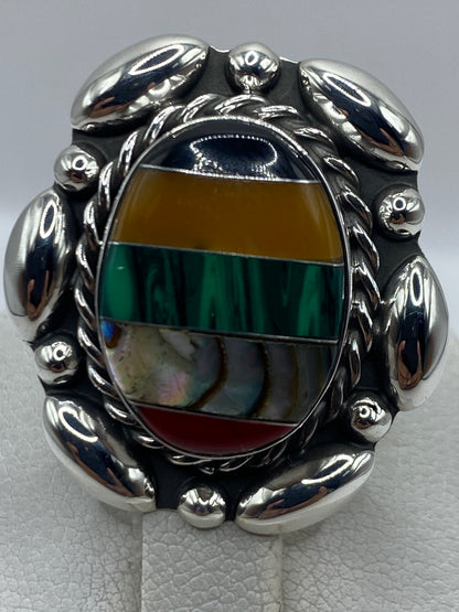 Anillo en dedo de mujer mostrando el color verde intenso de la piedra natural
