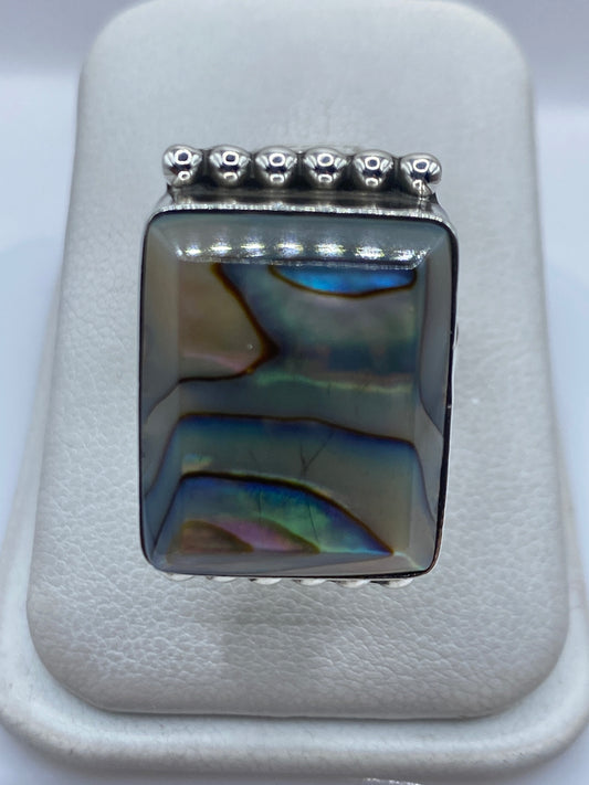 Anillo de plata con incrustación de piedra y diseño geométrico en talla 6