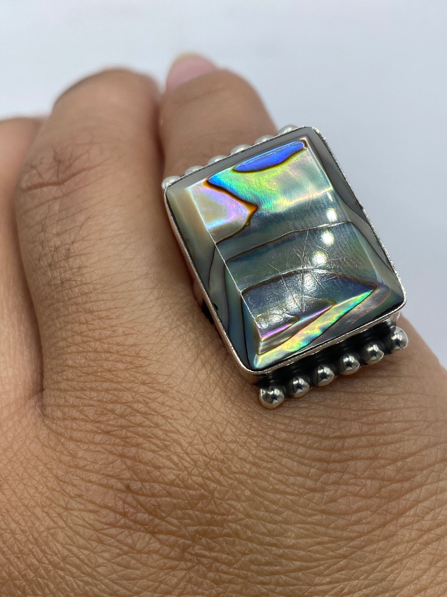 Anillo sobre fondo blanco con Quinto .925 visible en el interior