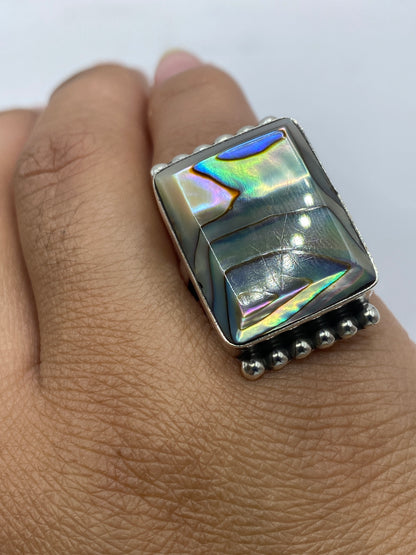 Anillo sobre fondo blanco con Quinto .925 visible en el interior
