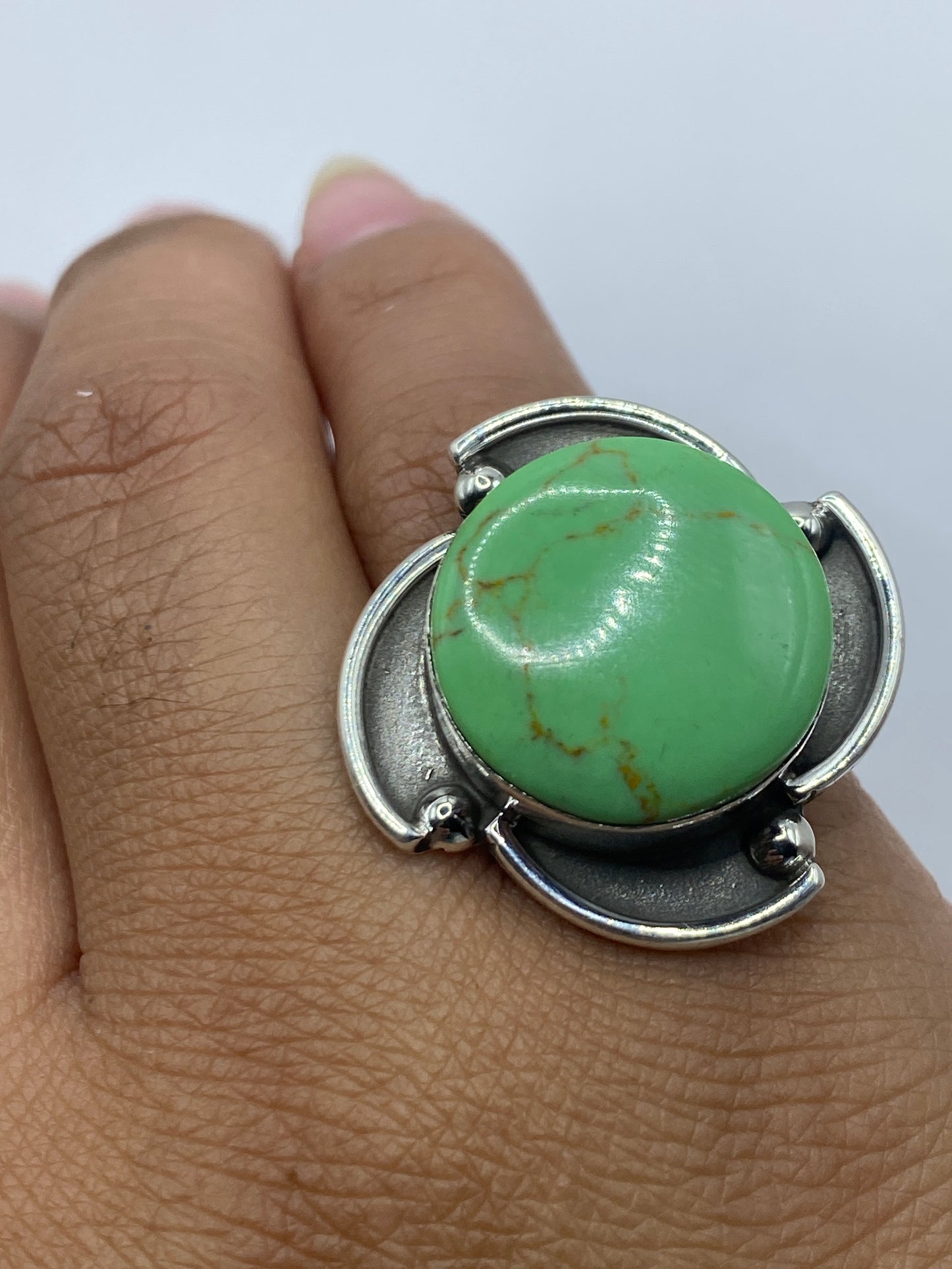 Anillo sobre fondo gris mostrando la proporción y el trabajo de engaste a mano