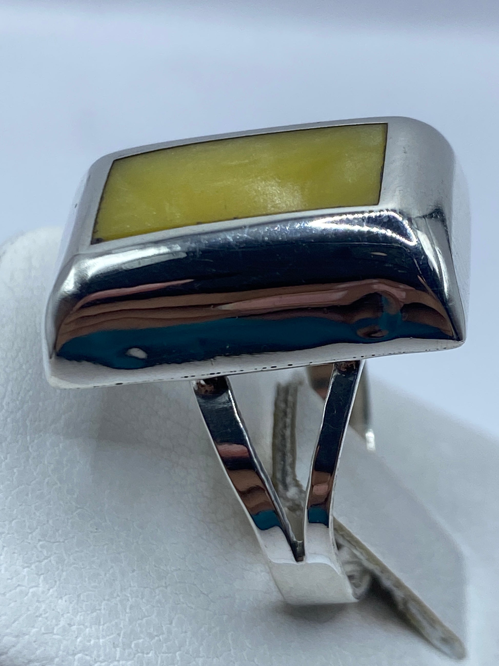 Detalle del engaste a mano de la piedra amarilla en plata .925